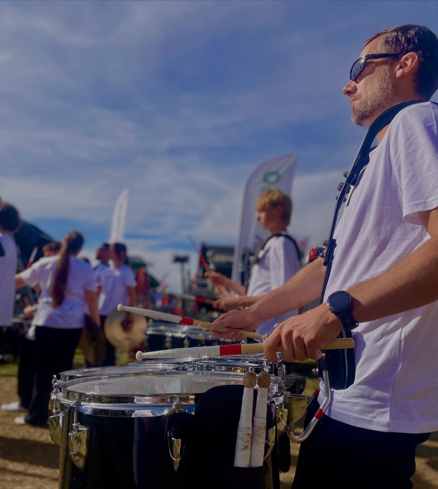 Zbliżenie na pałki perkusyjne i werbel orkiestry Rhythm Rebels